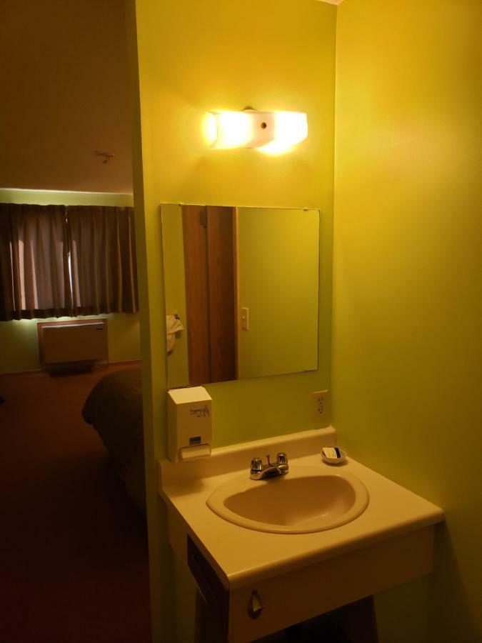 Tower Inn Estevan ภายนอก รูปภาพ