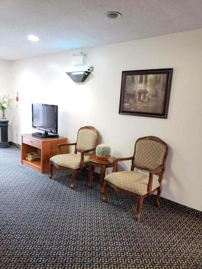 Tower Inn Estevan ภายนอก รูปภาพ