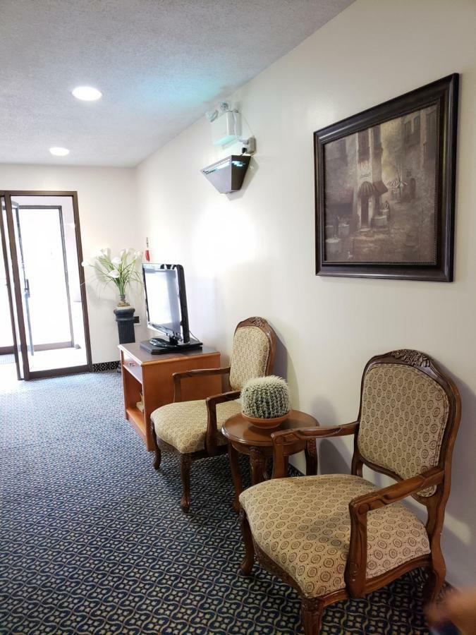 Tower Inn Estevan ภายนอก รูปภาพ
